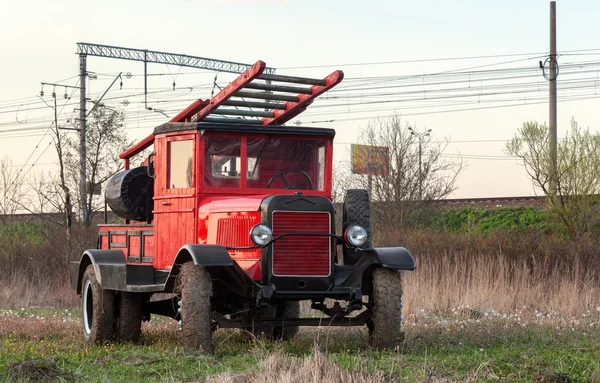 Vue avant du vieux camion de pompiers rétro sur le terrain avec de la boue cuite sur les roues — Photo