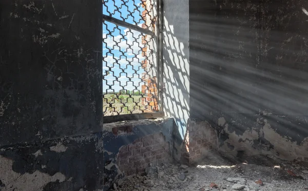 Sonnenlicht durch ein Fenster durch das Eisengitter in einem verlassenen Raum — Stockfoto