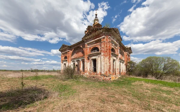 Vieille église en brique abandonnée dans la campagne sur le fond du ciel bleu avec des nuages — Photo