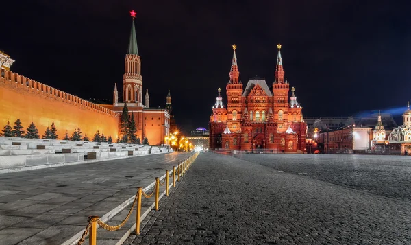 Roter Platz bei Nacht in Moskau mit Blick auf das historische Museum — Stockfoto