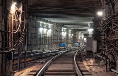 Yeraltı metro tünelinde demiryolu bağlantısı izler