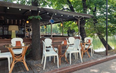 Açık havada su birikintisi yakın kafe tablolar