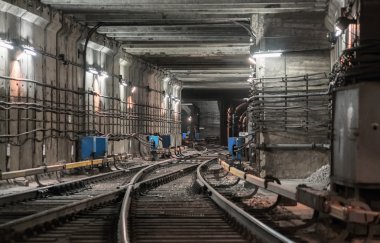 Metro yeraltı tüneli demiryolu oku