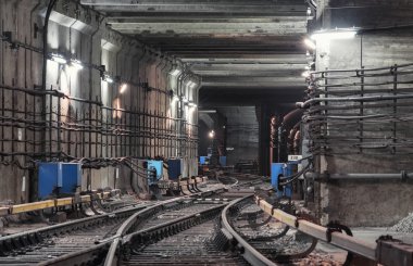 Metro yeraltı tüneli demiryolu oku