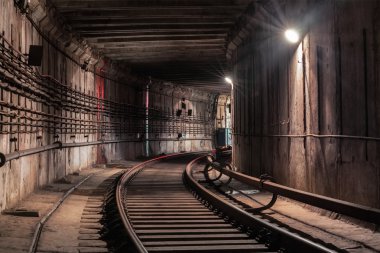 Metro tünelinde açmak