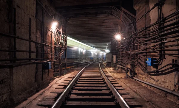 Zug im U-Bahn-Tunnel passiert — Stockfoto