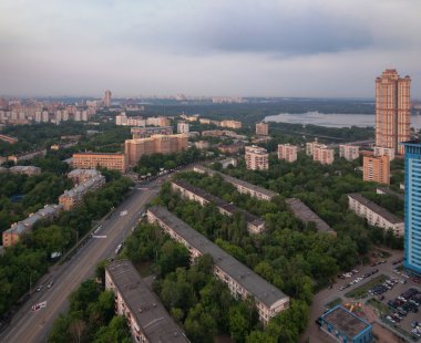 Üst eski Moskova şehir ilçe şafakta görüntüleyin. Ağaçları ile çevrili bir düşük katlı bina
