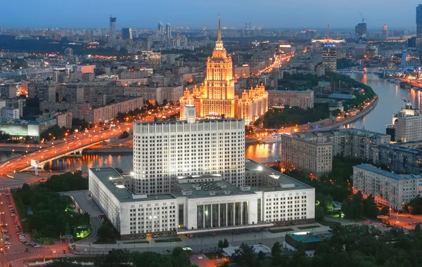 晚上 （白宫从顶视图在莫斯科，俄罗斯联邦政府大楼) — 图库照片