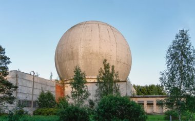 Eski büyük kubbe, bir Rus askeri üssü binanın çatısında bir radar anteni