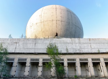 Eski büyük kubbe, bir Rus askeri üssü binanın çatısında bir radar anteni. Alt görünümü