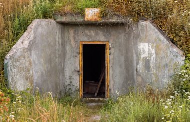 Terk edilmiş bir Sovyet askeri sığınağa giriş görünümünü