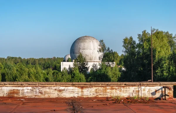 Ancien grand dôme d'une antenne radar d'une base militaire russe — Photo