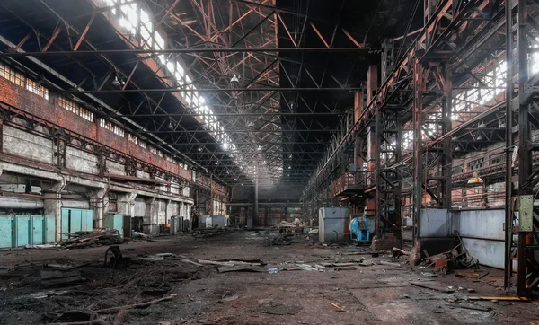 Intérieur industriel d'une ancienne usine abandonnée — Photo