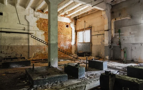 Intérieur d'une salle d'usine abandonnée — Photo