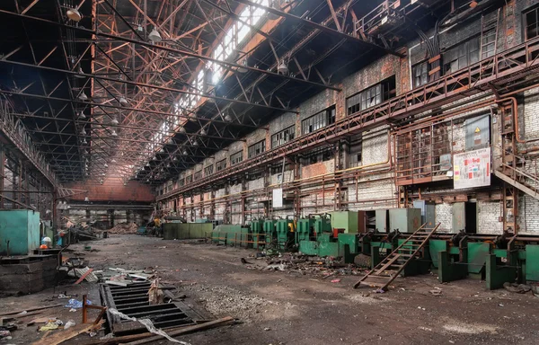 Industriële interieur van een oude verlaten fabriek — Stockfoto