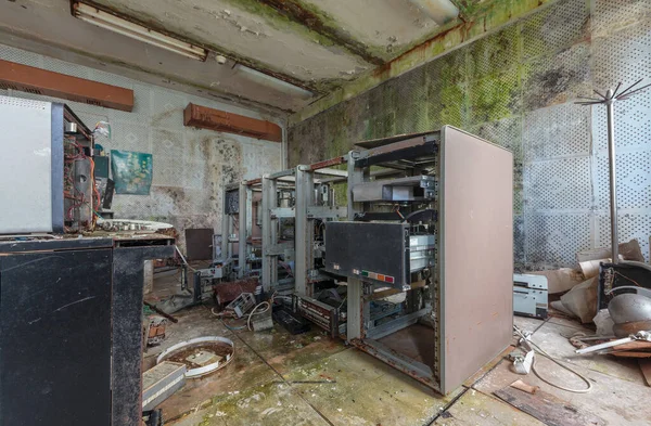 Broken Old 80S Hard Disk Drive Racks Abandoned Computing Center — Stock Photo, Image