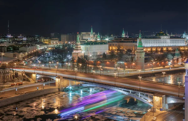 Морозильник Проходящего Мостом Судна Напротив Московского Кремля Воздушный Вид Популярную — стоковое фото