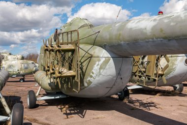 Rus ağır nakliye helikopter gürültü jammer terk edilmiş bir aerodrome.