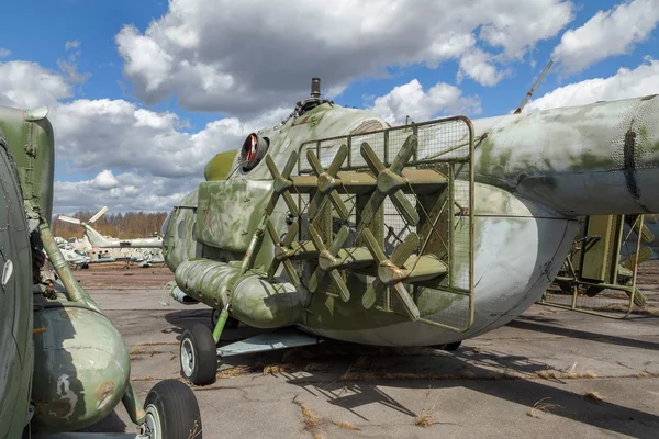 El helicóptero ruso de transporte pesado atasca un aeródromo abandonado . —  Fotos de Stock