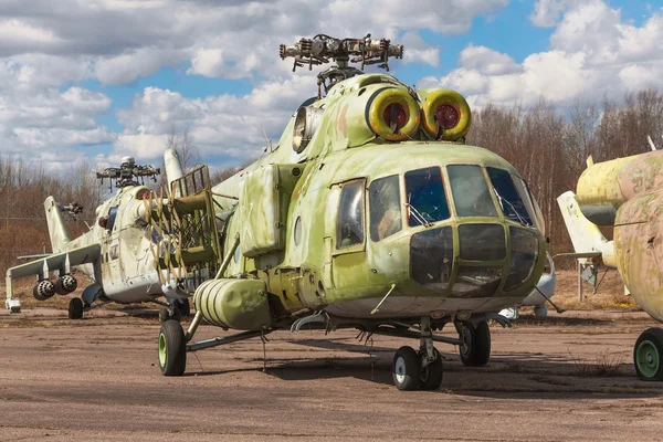 L'hélicoptère de transport lourd russe brouilleur de bruit un aérodrome abandonné . — Photo