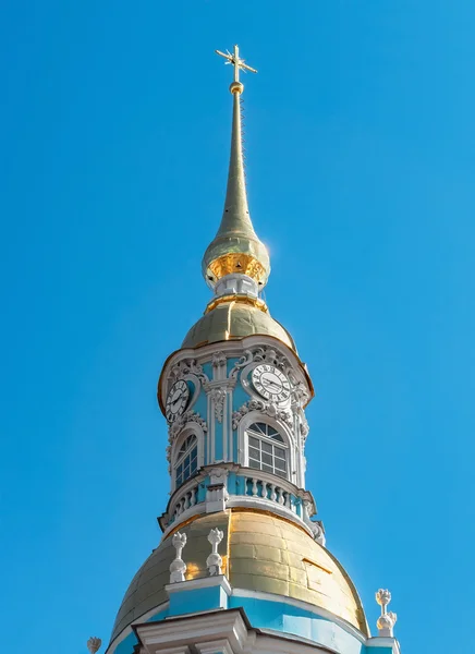 Шпиль колокольни Св. Николаевского военно-морского собора — стоковое фото