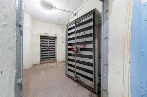 Heavy steel door in the bomb shelter — Stock Photo, Image