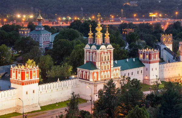 Новодевичий женский монастырь (ночью), также известный как Богородице-Смоленский монастырь, Москва, Россия — стоковое фото
