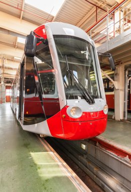 Depo içinde tramvay. İçinde modern tramvay.