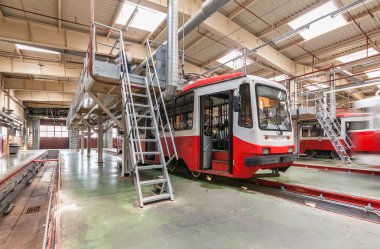 Moskova/Rusya - Haziran 2014; Depo içinde tramvay. Krasnopresnenskaya tramvay depo, Strogino.