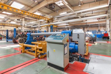 Moskova/Rusya - Haziran 2014; Tramvay depo içinde ekipman. Krasnopresnenskaya tramvay depo, Strogino.