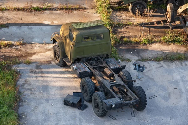 Orosz rozsdás régi hadsereg teherautó elhagyta a konkrét platform — Stock Fotó