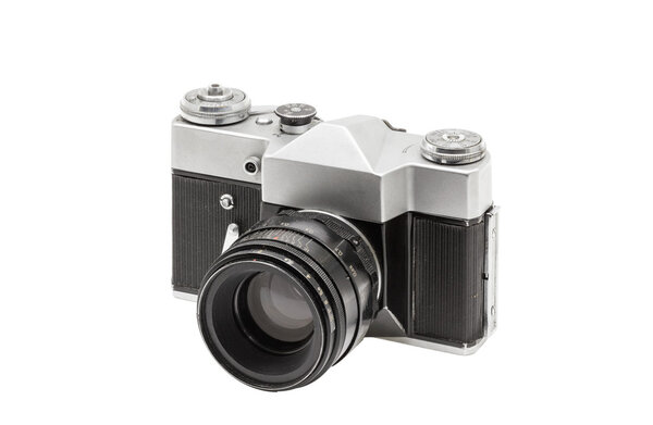 Старая кинокамера с объективом, изолированная на белом фоне
