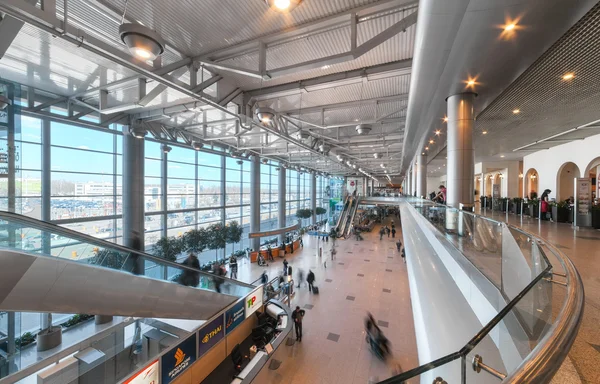 MOSCÚ / RUSIA - JUNIO, 2014; Salón interior del aeropuerto Domodedovo en Moscú. Aeropuerto de Domodedovo - el aeropuerto más grande y moderno de Rusia — Foto de Stock