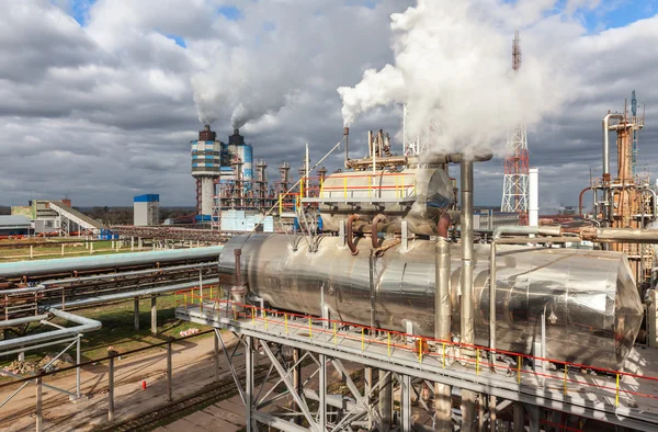 Chemical plant for production of ammonia and nitrogen fertilization on day time. — Stock Photo, Image