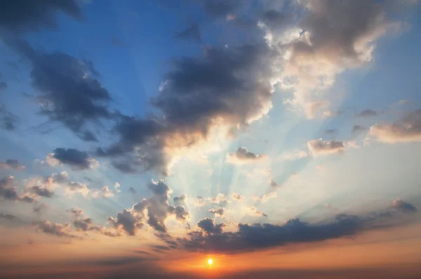 Günbatımı güneş ışınları ile. Renkli bulanıklık gökyüzü güneş arka plan ile. Gündoğumu günbatımı,