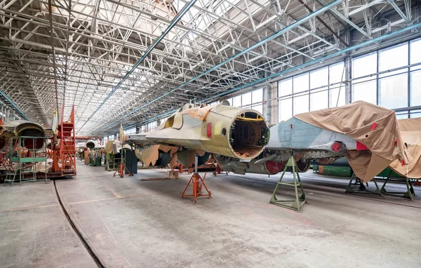 Usine aéronautique d'avions militaires. Assemblée du combattant russe. Focus sur le cockpit — Photo