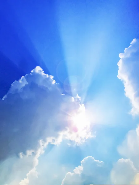 Sonnenstrahl kommt aus den Wolken am blauen Himmel. — Stockfoto