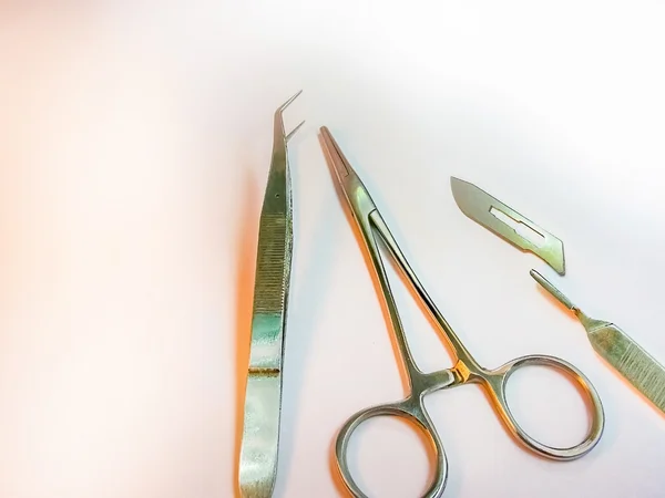 Kleine chirurgie instrumenten op tafel. — Stockfoto