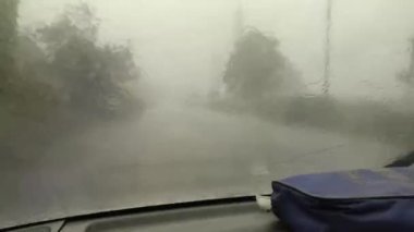 Calamity of Cloud patlaması ve araba sürüşü. Dünya 'nın her yerine yağmur yağıyor..