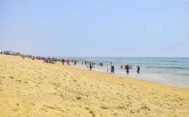 Hindistan 'ın doğusundaki Puri Sahili' nin tadını çıkaran insanlar eğlenmek için kutsal bir yerdir. 20.Şubat 20.Eğlence olsun diye sahil ya da deniz kenarına yapılan ayinler. Puri sahiline yakın bir Hint sahil şeridinin normal yaşam tarzı.