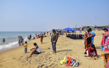 2020 yılının Şubat ayında Hindistan, Hindistan ve Asya 'da Puri plajı yakınlarındaki bir sahil bölgesinde normal yaşam tarzı. Eğlence olsun diye denize giden bir topluluk.