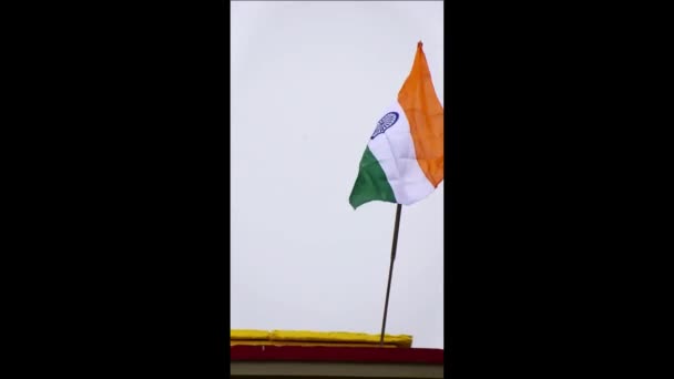 Den nezávislosti Indie slaví každý Indián s vyvěšením indické národní vlajky vlající zleva doprava. — Stock video