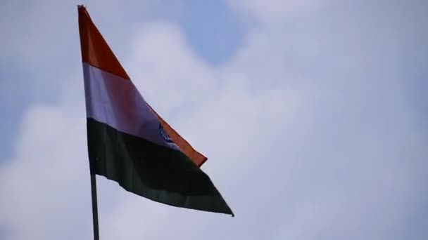 Självständighetsdagen i Indien firas av varje indian med hissen av indiska National flagga som flyger från vänster till höger. — Stockvideo