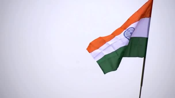 Den nezávislosti Indie slaví každý Indián s vyvěšením indické národní vlajky vlající zprava doleva. — Stock video