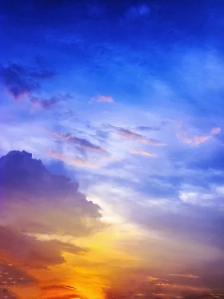 Красочный закат с разноцветным оттенком — стоковое фото