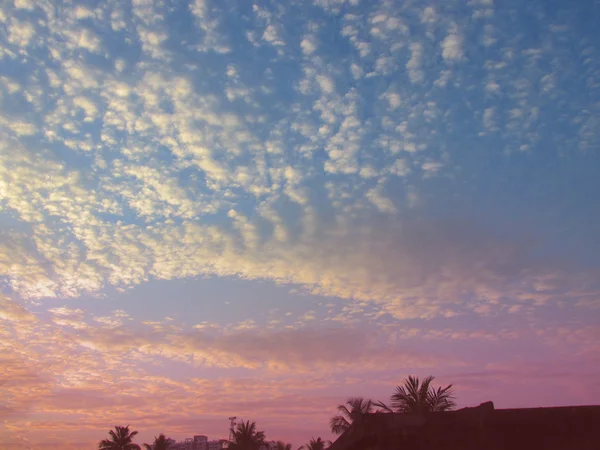 Pôr do sol sobre a cidade de várias cores — Fotografia de Stock