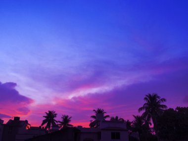 Günbatımı üzerinde countrysi içinde belgili tanımlık bulut üzerinde kırmızı ve mor renk