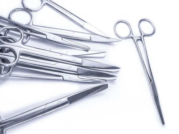 Surgical instruments not arranged in a pattern isolated — Stock Photo, Image