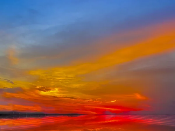 Avondrood van diepe meerdere kleuren scaterred stralen van licht en — Stockfoto