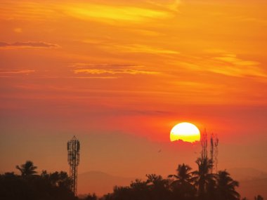 Günbatımı Telekom Kulesi ön planda